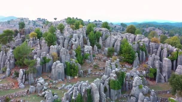 Légi kilátás hegyi táj csodálatos szikla képződmények. - Felvétel, videó
