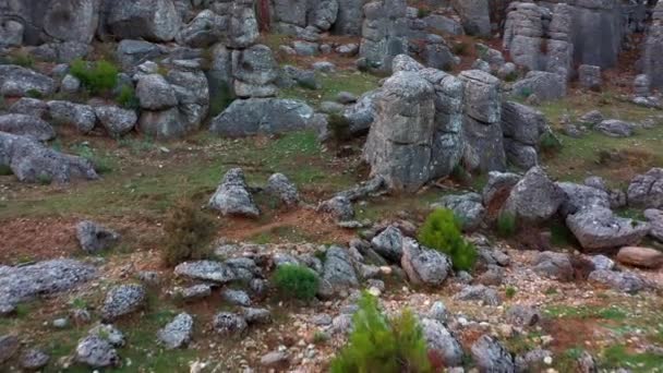 Mountain Valley táj egyedülálló szürke szikla képződmények. - Felvétel, videó