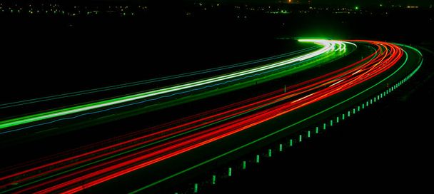 Ночные фонари. Огни движущихся машин ночью. длительная экспозиция красный, синий, зеленый - Фото, изображение