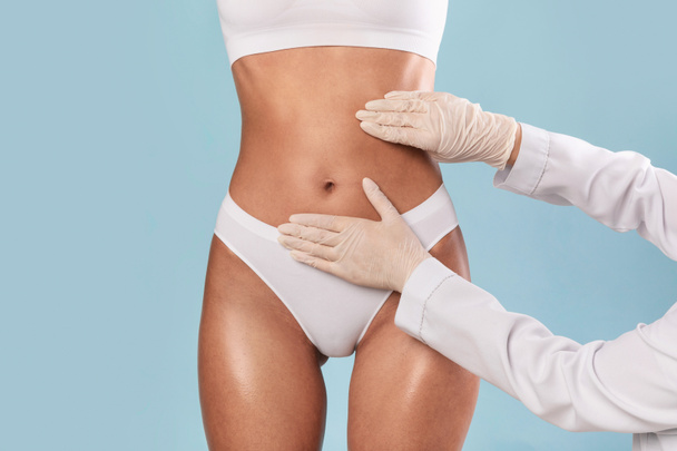 Woman getting consultation at plastic surgery clinic - Foto, imagen