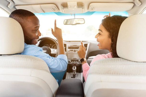 Glückliches schwarzes Paar genießt Musik beim Autofahren - Foto, Bild
