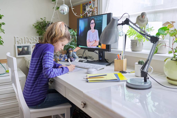 Preteen girl learning math online using home computer - Foto, imagen