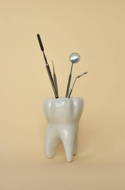 equipment that facilitates dental treatment is demonstrated - Foto, afbeelding