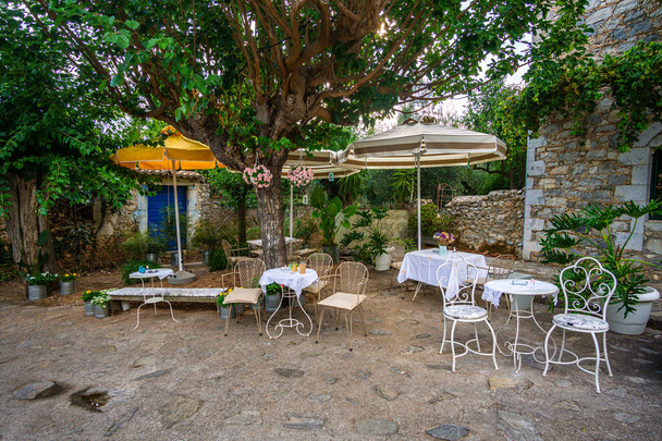 カルダミリの歴史的な海辺の村の建築石造りの建物。この美しい村は、ギリシャのメッシニアのマニエリアに位置するトップ観光地です。 - 写真・画像