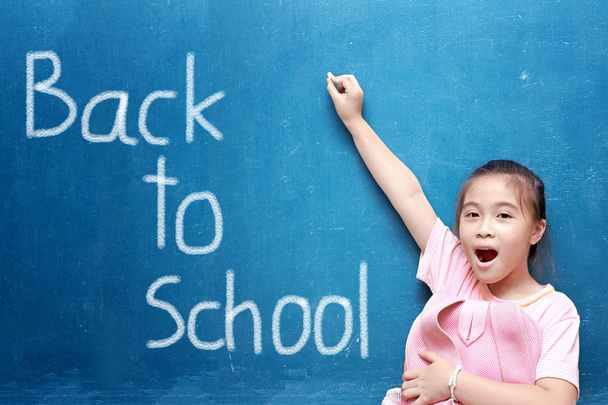 meisje trekken terug naar school op schoolbord - Foto, afbeelding