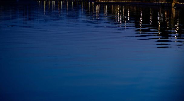 Reflexión sobre el río por la noche. - Foto, Imagen