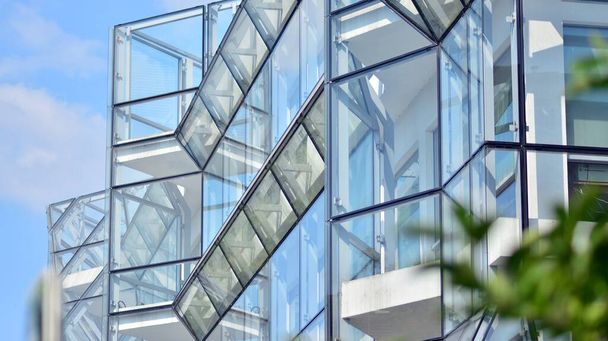 Detalles arquitectónicos modernos. Fachada de vidrio moderna con un patrón geométrico - Foto, Imagen