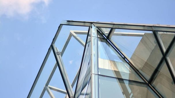 Nykyaikaiset arkkitehtoniset yksityiskohdat. Moderni lasi julkisivu geometrinen kuvio - Valokuva, kuva