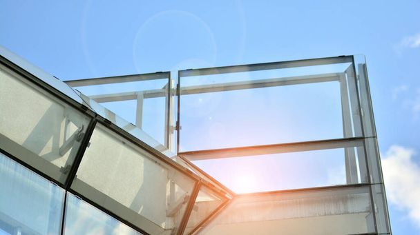 Detalles arquitectónicos modernos. Fachada de vidrio moderna con un patrón geométrico - Foto, Imagen