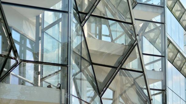Detalles arquitectónicos modernos. Fachada de vidrio moderna con un patrón geométrico - Foto, imagen