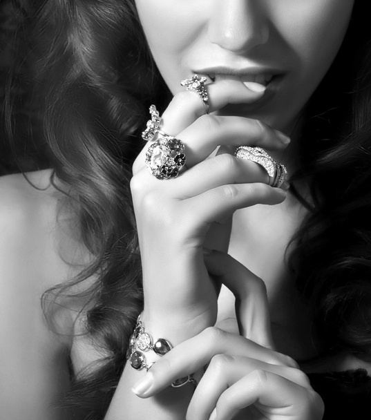 Mujer con anillos
 - Foto, imagen