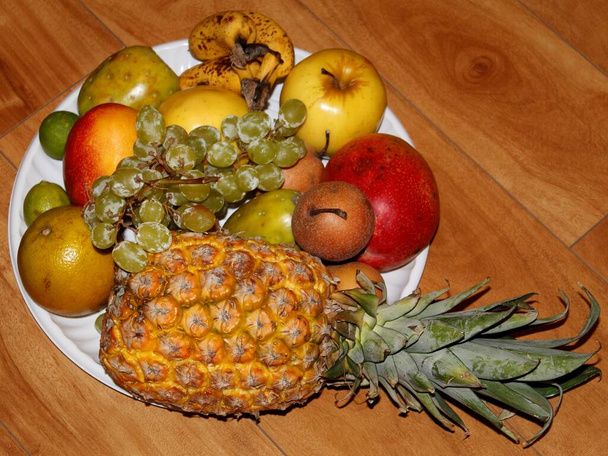 bandeja com variedade de frutas na superfície de madeira - Foto, Imagem
