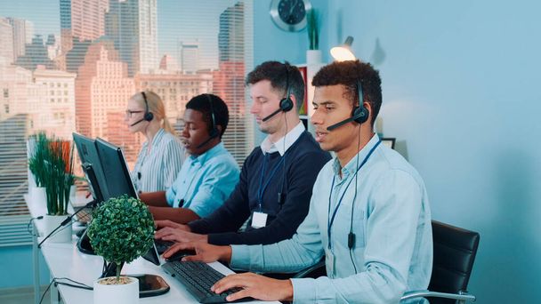 Multiracial call center agentit puhuvat asiakkaille kuulokkeet - Valokuva, kuva
