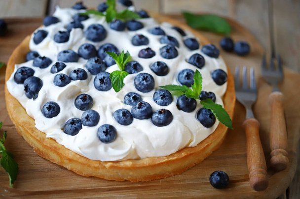 Lahodný koláč s vanilkovou smetanou a borůvkami. Zdravý letní dezert. Lehký koláč se smetanou a bobulemi. - Fotografie, Obrázek