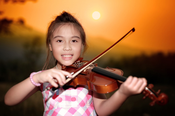 mooi meisje spelen viool in de natuur - Foto, afbeelding