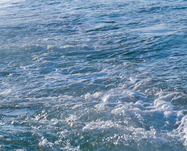 Grandes salpicaduras de olas producidas por un motor de barco - Foto, Imagen
