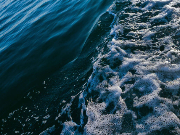 Grandes vagues d'éclaboussures produites par un moteur de bateau - Photo, image