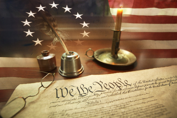 нам Конституцією з quill пера, келихи, Свічка, чорнило, прапор - Фото, зображення