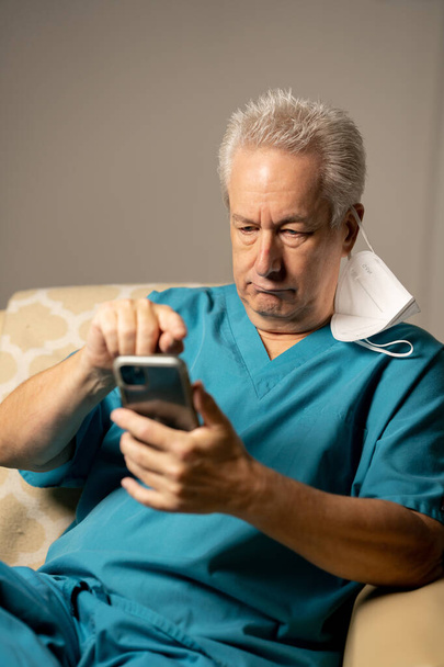 Photo d'un médecin ou d'un infirmier utilisant un smartphone cellulaire - Photo, image
