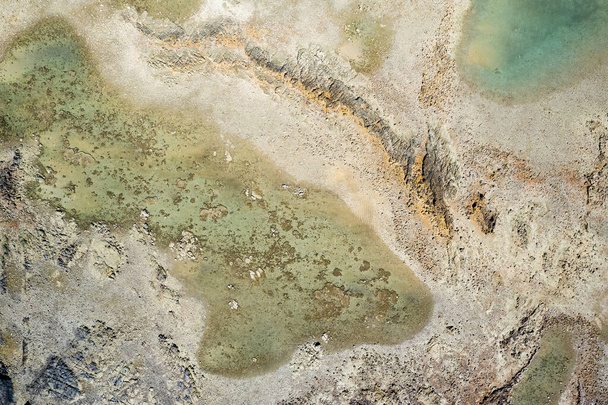Εναέρια τοπίο του ωκεανού σε χαμηλή παλίρροια που δείχνει αμμουδιές και θαλασσινό νερό σε αφηρημένα μοτίβα. Cape Hillsborough, Κουίνσλαντ, Αυστραλία - Φωτογραφία, εικόνα