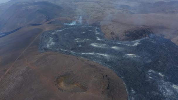 Paysage volcanique à couper le souffle à Fagradalsfjall, péninsule de Reykjanes, Islande. Vue aérienne de haut drone volant au-dessus de lave noire chaude, vers l'avant, inclinaison vers le bas, jour - Séquence, vidéo