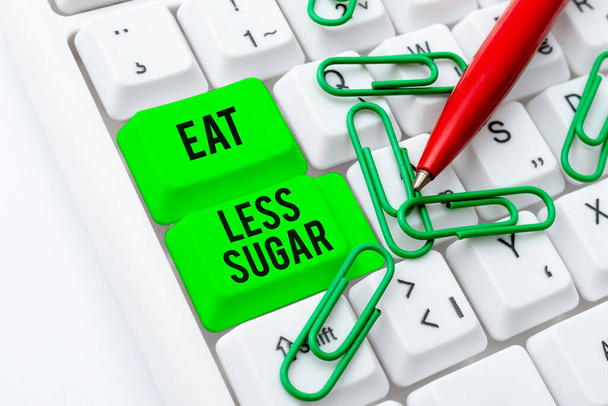 Käsiala teksti Syö vähemmän sokeria. Käsitteen merkitys vähentää sokerin saantia ja syö terveellistä ruokavaliota runsaasti elintarvikkeita Kirjoittaminen Vaikea ohjelma Koodit, Kirjoittaminen New Educational Book - Valokuva, kuva