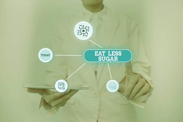 Bildunterschrift: Weniger Zucker essen. Unternehmensübersicht Reduzierung der Zuckeraufnahme und gesunde Ernährung mit reichhaltigen Nahrungsmitteln Lady Holding Tablet Drücken auf virtuellen Knopf Zeigt futuristische Technologie. - Foto, Bild