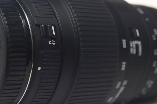 Auto en Handmatig of af mf Focus Switch op 70 300 tele Lens voor DSLR bij witte backgroun - Foto, afbeelding