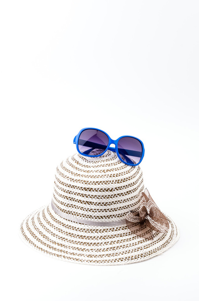 Sombrero de playa aislado fondo blanco
 - Foto, imagen