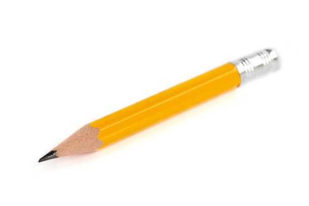 Lápiz amarillo agudo corto con goma de borrar sobre fondo blanco. - Foto, imagen