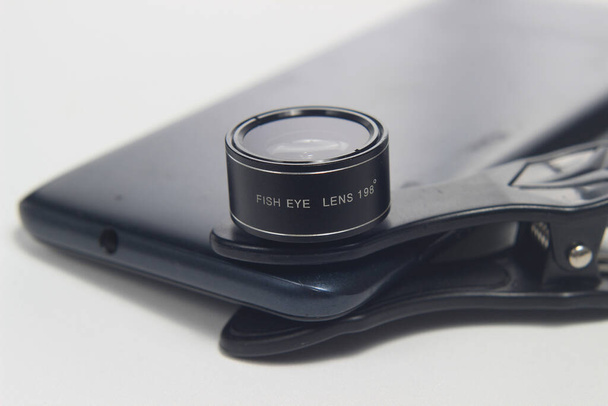 Ek Lens Balık Gözü 198 Derece Smartphone 'a eklenmiştir, White Backgroun' da süper geniş fotoğrafçılık için. - Fotoğraf, Görsel