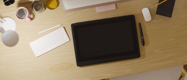 Üst görünüm, grafik tasarım öğrencisi çalışma masası siyah grafik tableti, stilus kalem, aygıt ve dekor, ahşap tablo, 3D çizim, 3d illüstrasyon - Fotoğraf, Görsel