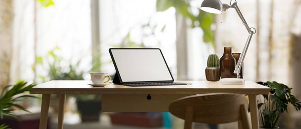 Sala de trabalho botânica com tablet em pé sobre mesa de madeira cercada por plantas da casa, tablet mockup tela em branco, renderização 3d, ilustração 3d - Foto, Imagem