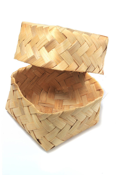 Empty Besek est une boîte ou une boîte à nourriture pour récipient, fabriquée à partir de bambou tissé sur fond blanc, pour vos hommes de design - Photo, image