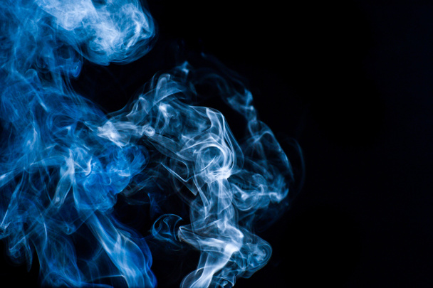 Flauschige Rauch- und Nebelschwaden auf schwarzem Hintergrund - Foto, Bild