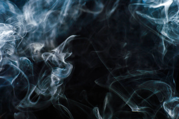 Fluffy Puffs του καπνού και ομίχλης σε μαύρο φόντο - Φωτογραφία, εικόνα