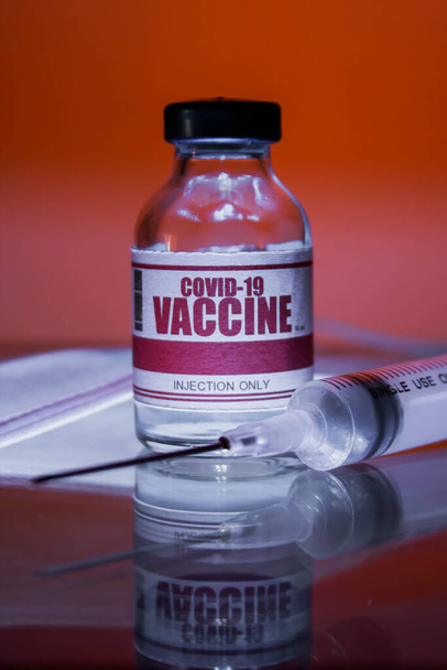 Bangkok, Tailandia - 17 de julio - 2021: frascos de vacuna para prevenir el virus corona covid-19, concepto de lucha covid-19. - Foto, Imagen