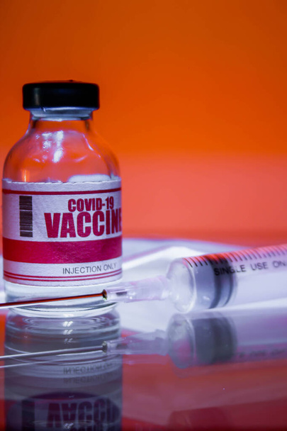 Bangkok, Thaiföld - július 17 - 2021: palack vakcina megelőzésére corona vírus covid-19, koncepció a harc covid-19. - Fotó, kép