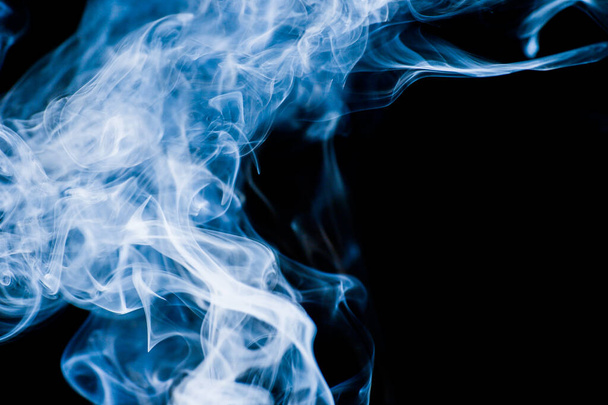 Fluffy Puffs του καπνού και ομίχλης σε μαύρο φόντο - Φωτογραφία, εικόνα