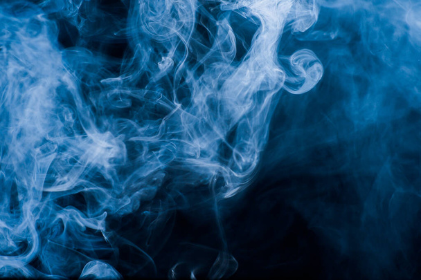 Nadýchané obláčky kouře a mlhy na černém pozadí - Fotografie, Obrázek