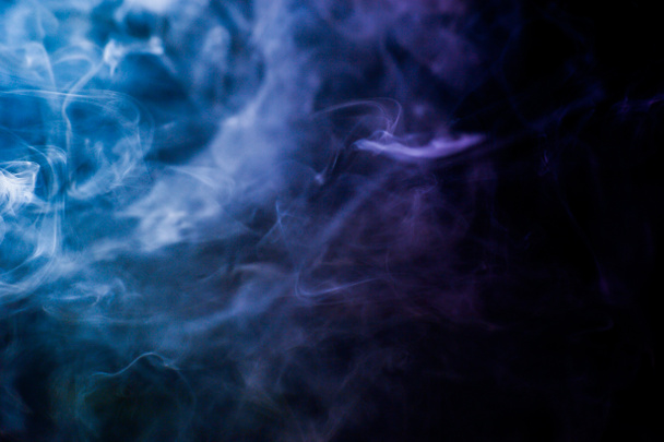Fluffy Puffs di fumo e nebbia su sfondo nero - Foto, immagini