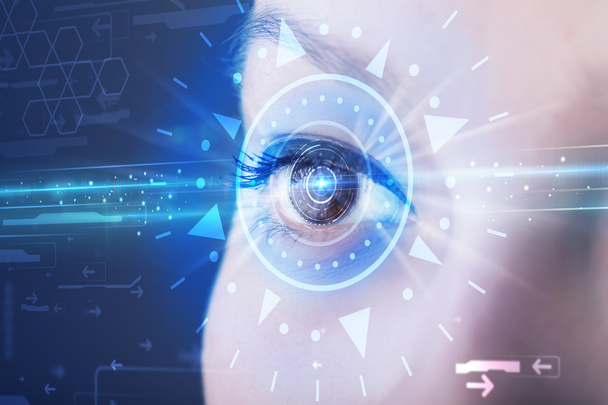 Kybernetická dívka s technolgy okem hledí do modré duhovky - Fotografie, Obrázek