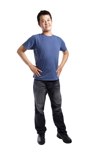 Полный портрет стильного молодого человека, стоящего изолированно на белой спине
 - Фото, изображение