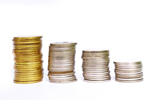 Четыре стека монет строки изолированы на белом фоне, размещение серебряной и золотой монет в графике слитки, Финансовые и фиксации бизнес-концепции - Фото, изображение