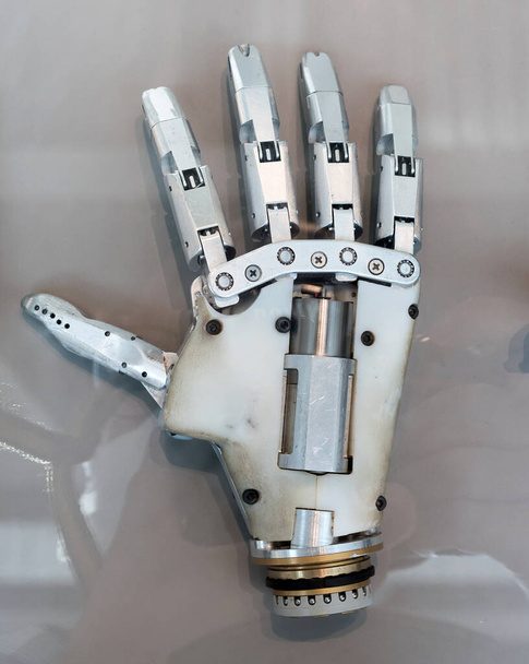 Detalle de una prótesis de mano humana con articulaciones articuladas para su uso como miembro de reemplazo tras la amputación en una palma hacia abajo - Foto, Imagen
