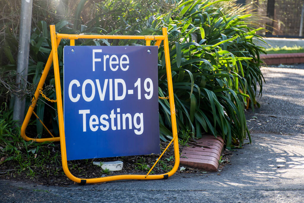 Prueba gratuita de COVID-19. Señal de la clínica de pruebas de Coronavirus en la calle - Foto, Imagen