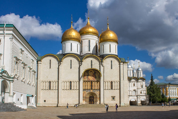 Cathédrale de l'Assomption de la Très Sainte Théotokos avec des dômes dorés au Kremlin sur la place de la Cathédrale par une journée d'été ensoleillée à Moscou Russie - Photo, image