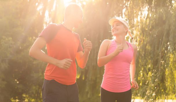 Stadtsport - Paar joggt an einem schönen Sommertag für Fitness in der Stadt - Foto, Bild