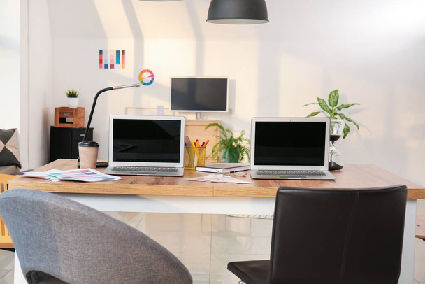 Grafikai tervezők stílusos munkahelye laptopokkal az irodában - Fotó, kép