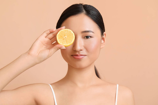 Beautiful young woman with lemon on color background - Fotoğraf, Görsel